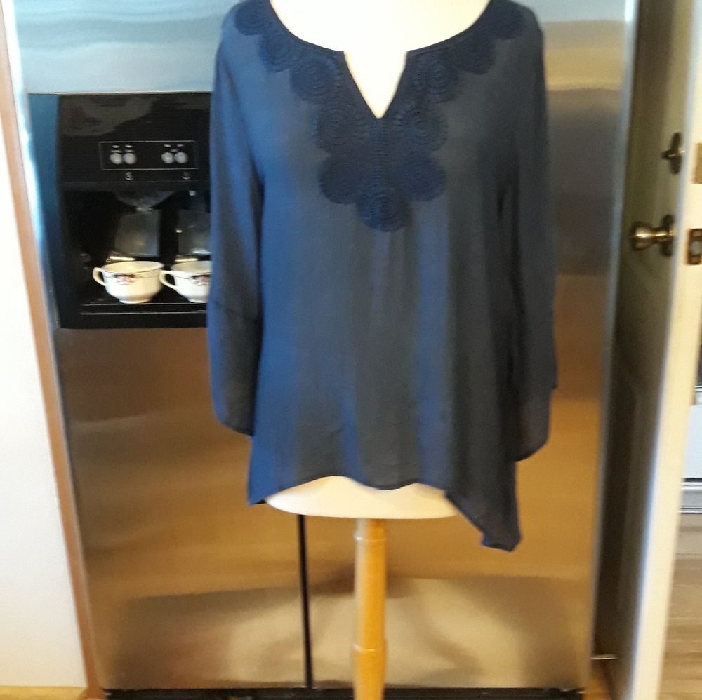 Zach & Rachel Petite  Top.     A 17 - Picture 2 of 6